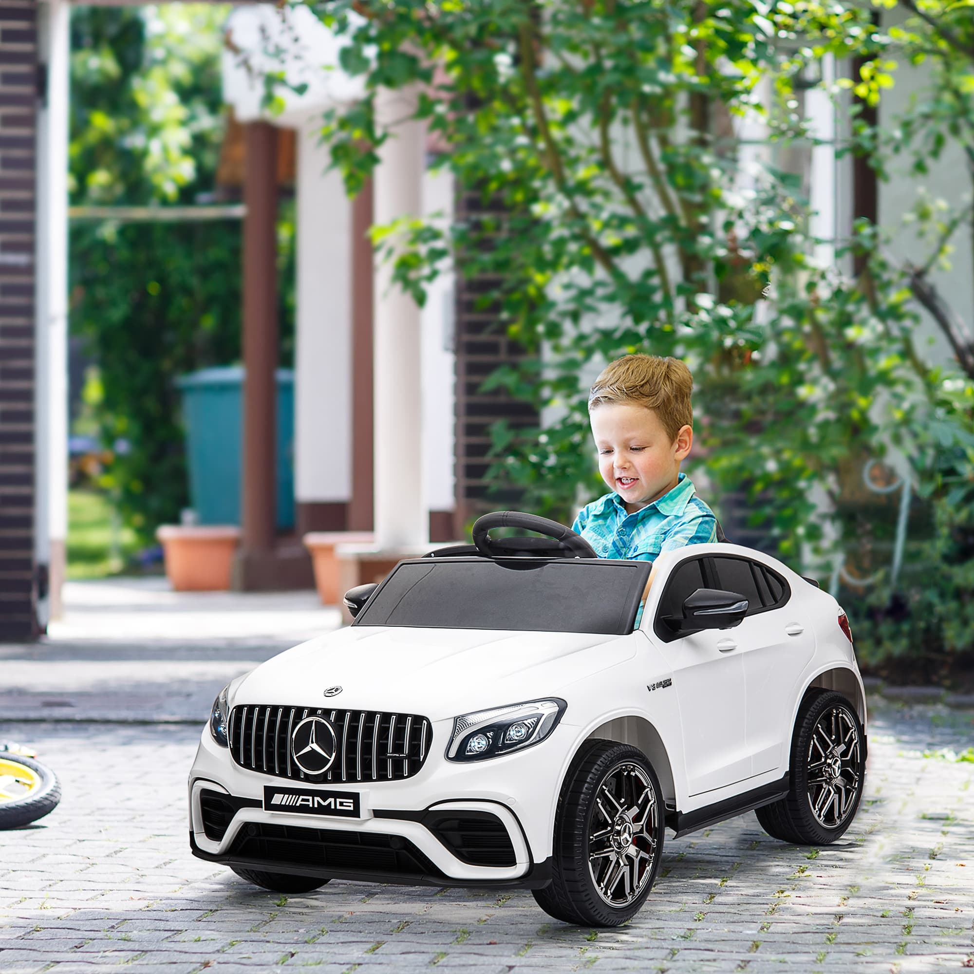 12V Mercedes-Benz AMG GLC63S COUPE Elektrisk børnekøretøj med fjernbetjening og sikkerhedssele, 2 x 35W motorer, hvid, 115 x 70 x 55 cm