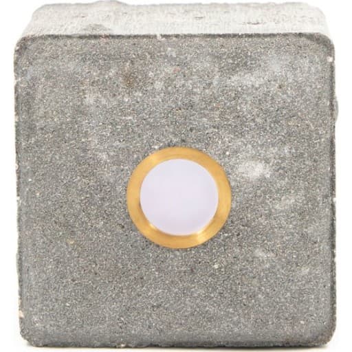 Light By Juhl betonflise med Cosmos messing spot, 10x10x6 cm, grå